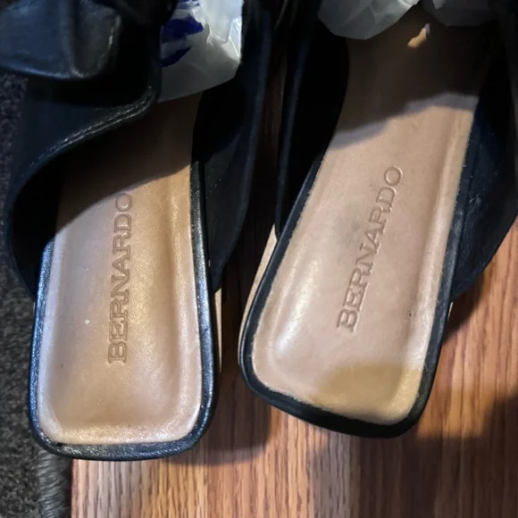 Bernardo Black Mules with Bow and Block Heel - Picture 11 of 12